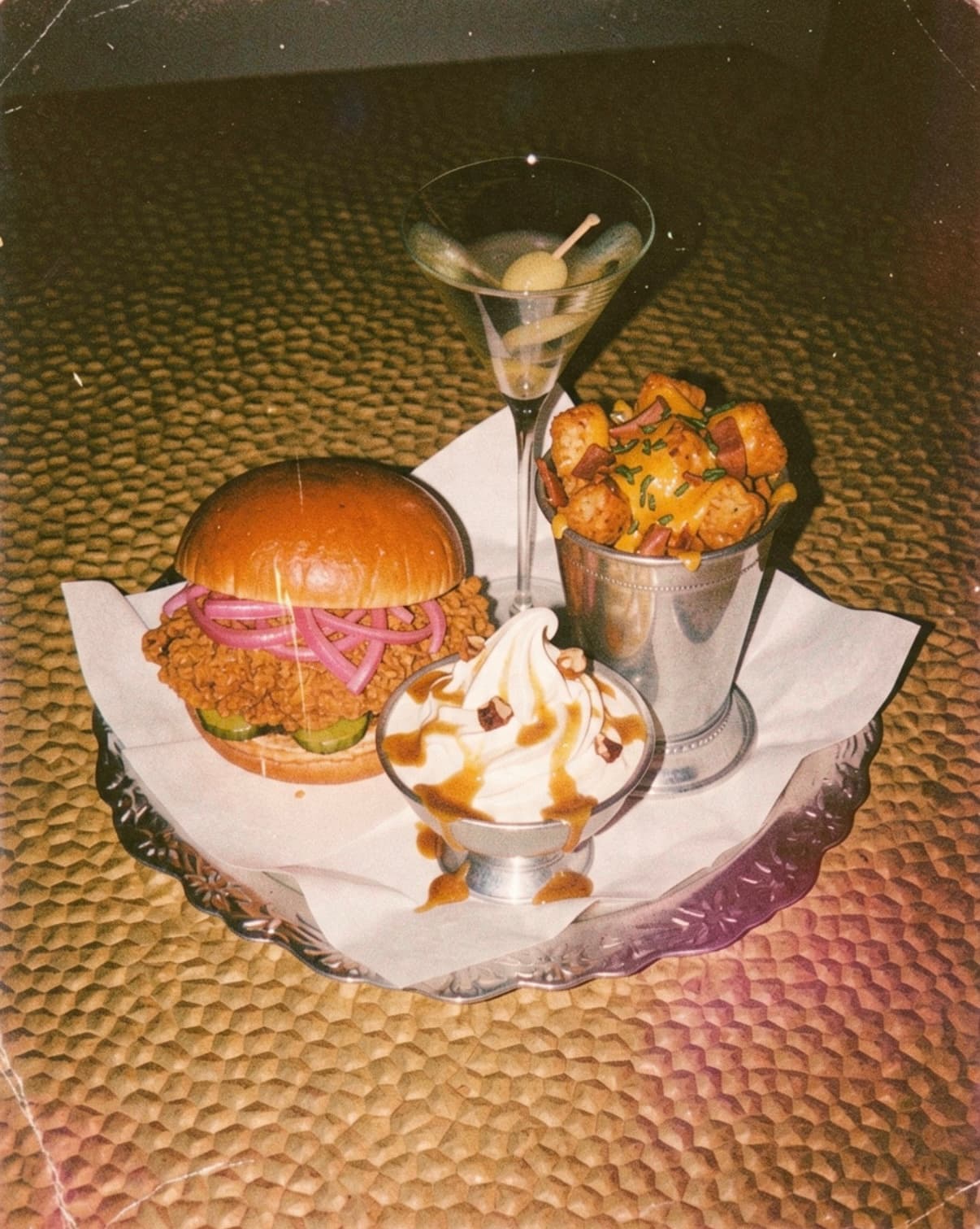 Le menu tout compris de la soirée chez Harmony : burger au fried chicken, cocktail, loaded hash browns et sundae