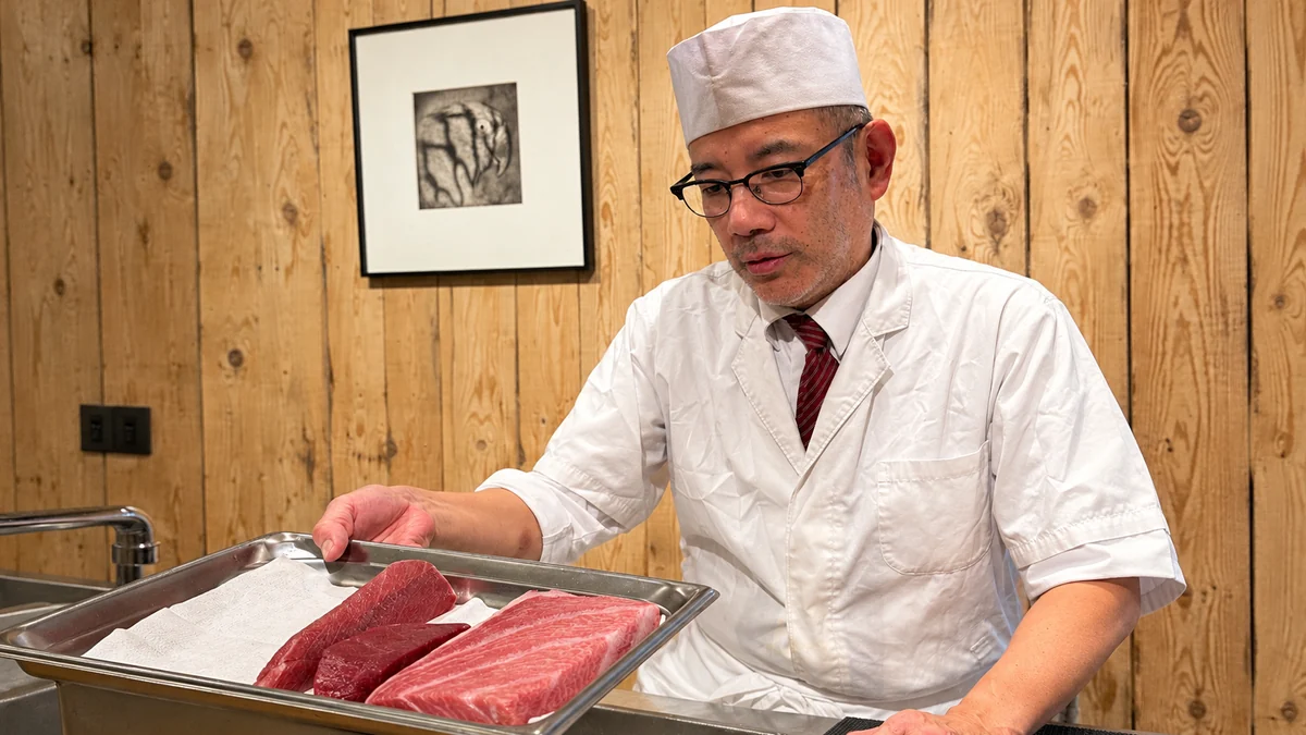 Le comptoir Anata : le chef présente des pièces de thon, à l'étage de Vous.
