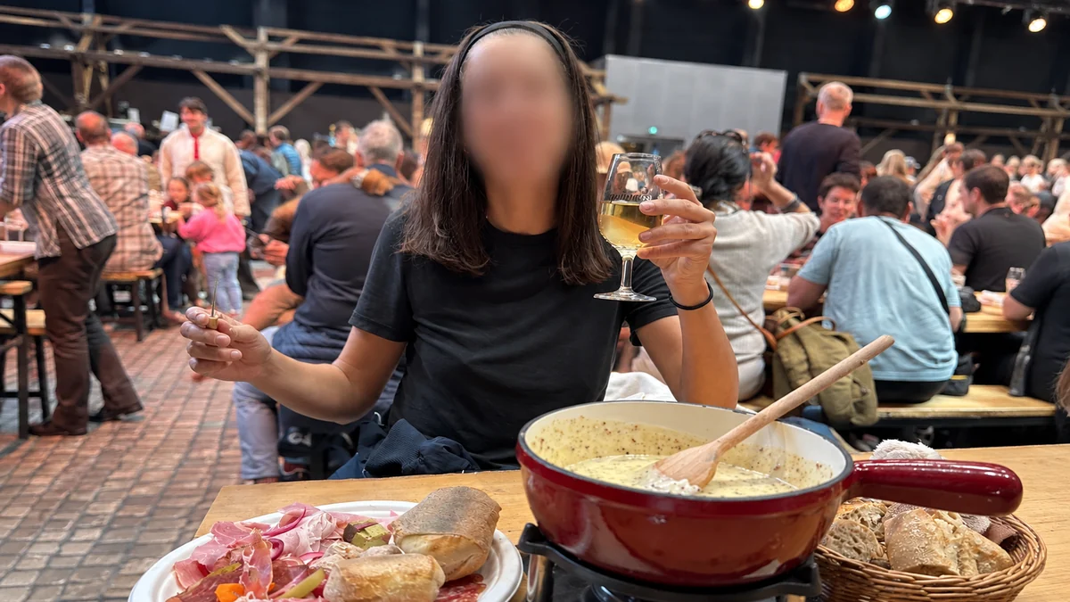 Le fameux machon savoyard au festival Toquicimes, avec charcuterie et verre de blanc.