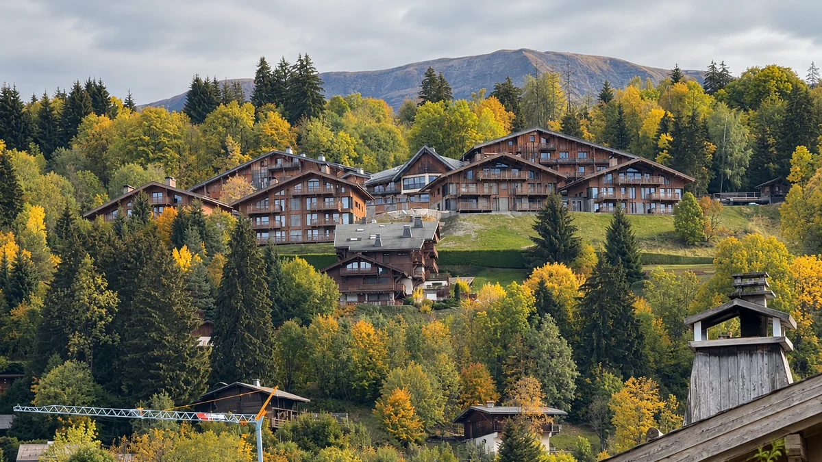 Les chalets de Megève sur les hauteurs boisées, aux couleurs de l'automne.