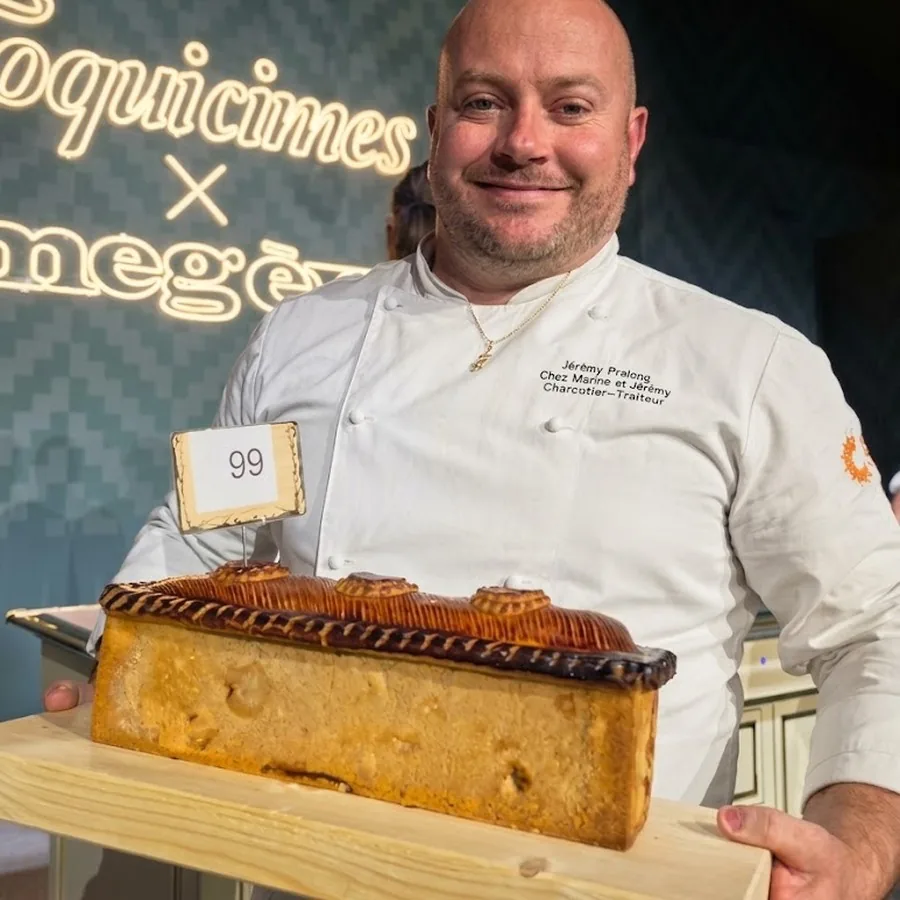 Jérémy Pralong présente son pâté-croûte lauréat au festival Toquicimes.