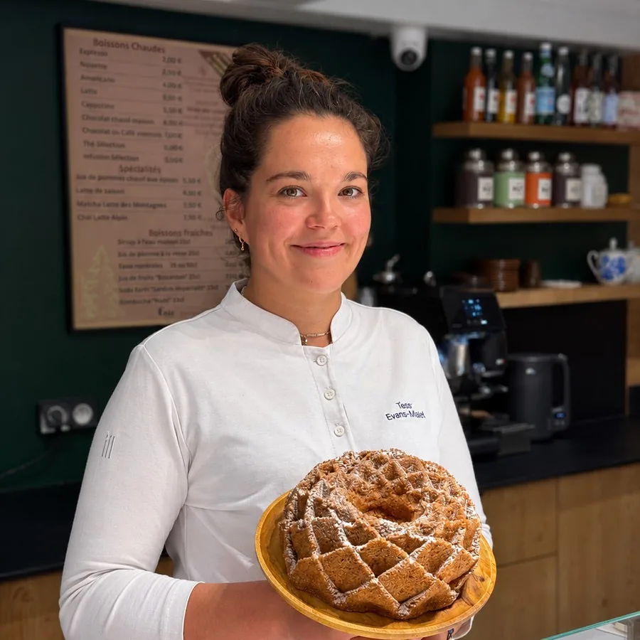 Tess Evans-Mallet et son gâteau de Savoie, au comptoir de sa maison Écir.
